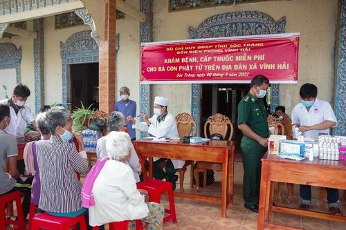 Khám bệnh miễn phí cho đồng bào Khmer nghèo