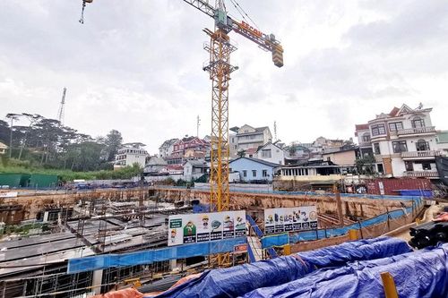 Thấp thỏm cạnh công trình dự án tại trung tâm Đà Lạt