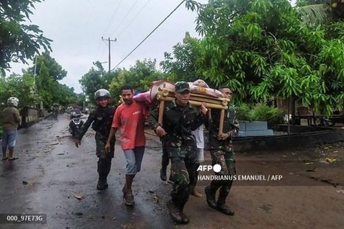 Indonesia điều tàu hải quân và máy bay chở hàng tiếp tế cho người dân