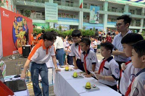 Học sinh tiểu học hòa mình ngày hội 'xanh' tiếng Anh