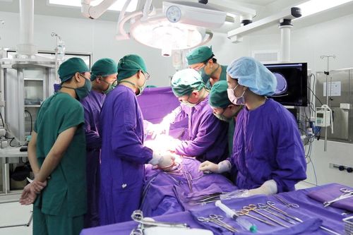 Phẫu thuật thành công cho nam bệnh nhân bị ung thư tinh hoàn đã di căn