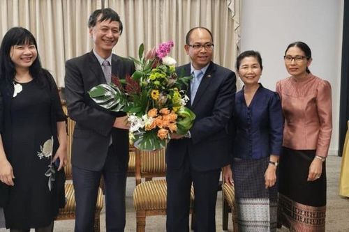 Đại sứ Nguyễn Tất Thành chúc Tết cổ truyền Bun Pi May Đại sứ quán Lào tại Canberra