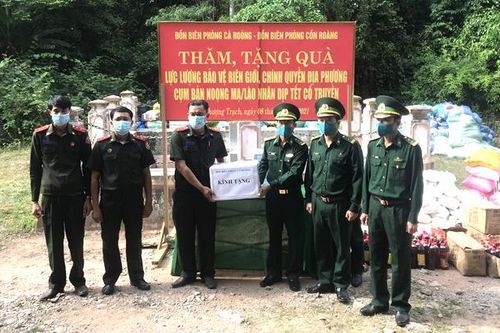 Tặng quà cho nhân dân và các lực lượng chức năng Lào nhân dịp Tết cổ truyền Bunpimay