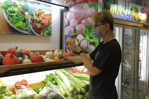 Bí tí hon đa sắc thu hút khách dù giá khá 'chát'