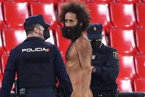 CĐV làm gián đoạn trận đấu của Man Utd tại Europa League