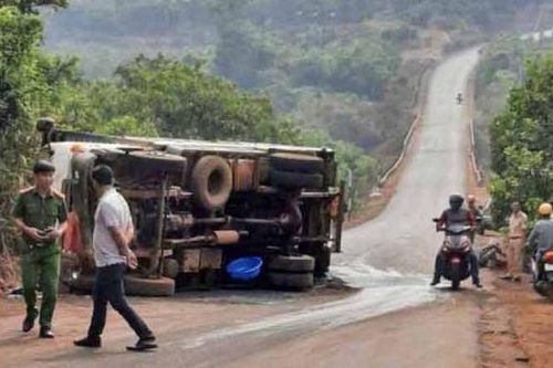 Tin giao thông đến sáng 9/4: Loạt va chạm xe tải, 6 người thiệt mạng