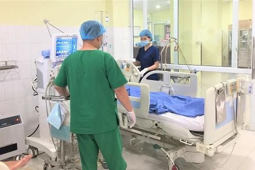 Nam sinh 16 tuổi nhập viện cấp cứu sau khi dùng thuốc lạ bạn cho