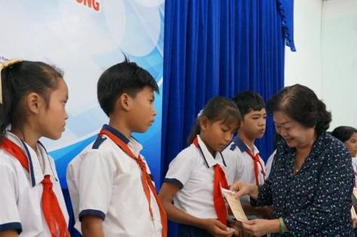 Hàng trăm suất học bổng đến với học sinh miền Tây