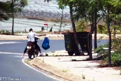 Bị phạt nguội tiền triệu vì xả rác ngay cạnh... thùng rác