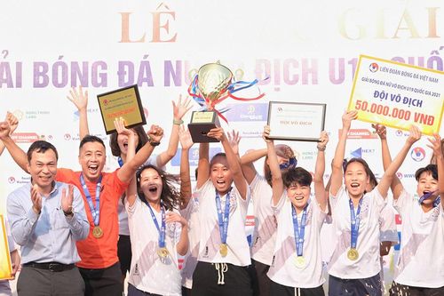 Khoảnh khắc nâng cúp vô địch của U19 Than KSVN