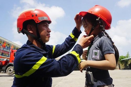 'Lính cứu hỏa nhí' ở Đà Nẵng trổ tài phun nước chữa cháy, đi xe thang