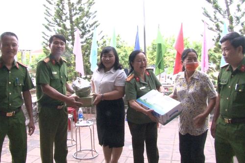Người dân mang thức ăn, sữa hỗ trợ công an cấp căn cước công dân