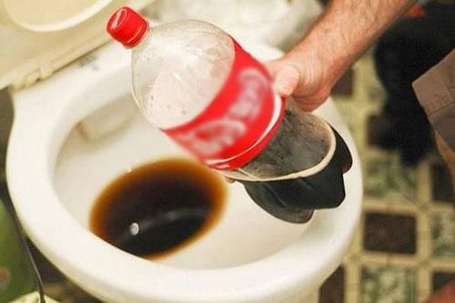 Thấy chồng đổ lon coca mới mua vào bồn cầu, vợ định mắng là 'đồ dở hơi' nhưng phát hiện điều bất ngờ