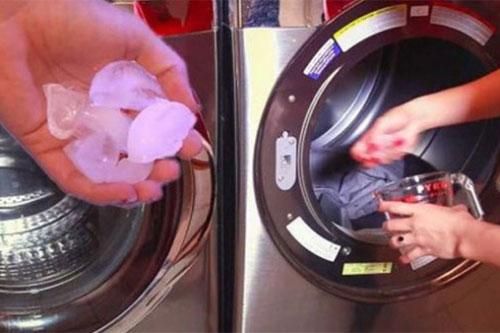 Bỏ vài viên đá lạnh vào giặt quần áo bạn sẽ thấy kết quả vô cùng bất ngờ