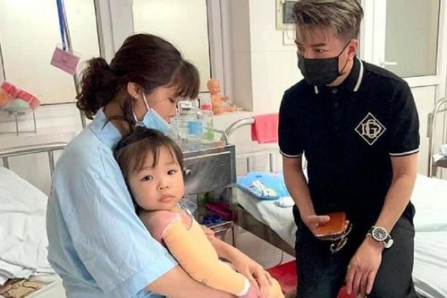 Mẹ cháu bé 4 tuổi bị bỏng nặng được Đàm Vĩnh Hưng giúp đỡ: 'Tôi không tin anh Đàm sẽ đến'