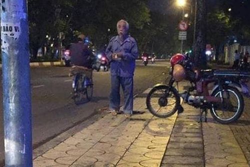 Cụ ông chạy xe ôm ế khách và lời nài nỉ 'cô ơi, cô đi giùm tui' khiến ai cũng xót xa