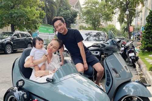 Cường Đô la - Đàm Thu Trang đưa Suchin dạo phố bằng xe máy lạ, fan tròn mắt thích thú