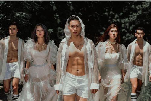 Nam vương Cao Xuân Tài đọ body cuồn cuộn với dàn người mẫu