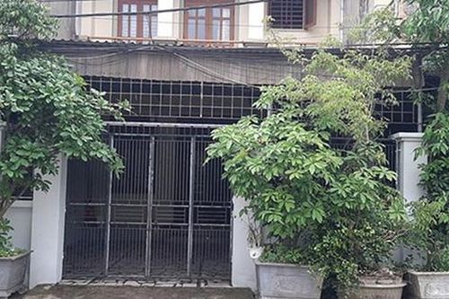 Một phụ nữ nghi bị tạt a-xít vào mặt ngay trước cổng nhà