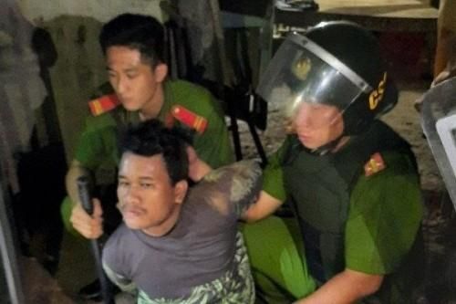Trắng đêm giải cứu cháu bé 3 tuổi bị chú ruột cầm dao kề cổ, đòi công an cung cấp súng và lựu đạn