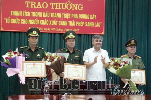 Khen thưởng các lực lượng triệt phá 2 đường dây tổ chức cho người khác xuất cảnh trái phép