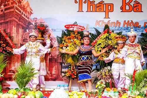 Tín ngưỡng thờ Mẫu: Đâu rồi những nét riêng?