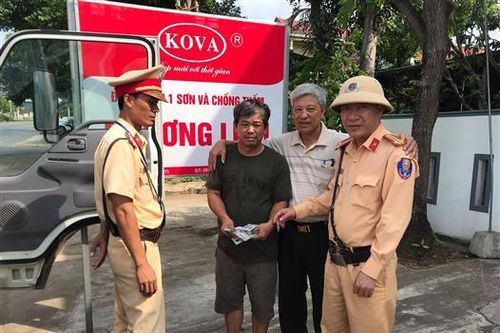 Công an huyện Vĩnh Linh trả lại tài sản cho người bị mất