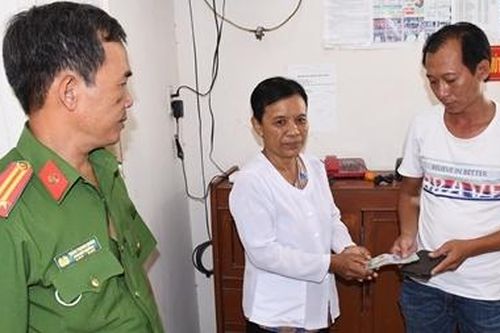 Nhặt được gần 5 triệu đồng, người phụ nữ đem nộp Công an