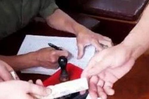 Đình chỉ công tác 2 công an viên thu tiền trái quy định khi làm CCCD