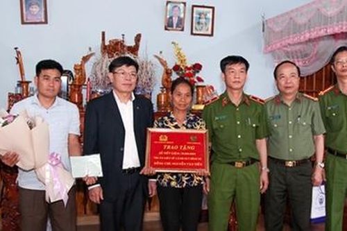Cục Cảnh sát hình sự thăm hỏi thân nhân gia đình liệt sĩ CAND