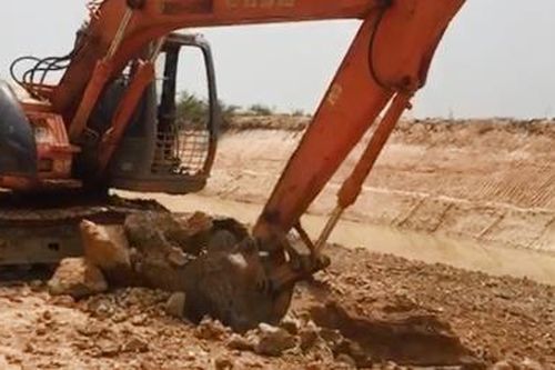 Nhiều vụ khai thác đất mặt, cát trái phép ở ĐBSCL