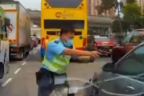 Nghẹt thở khoảnh khắc cảnh sát nổ súng, khống chế tài xế 'xe điên'