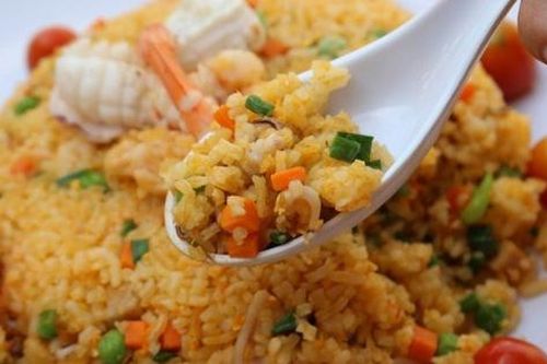 Rang cơm bằng thứ gia vị này, cơm mềm, thơm giòn, vàng nảy hạt