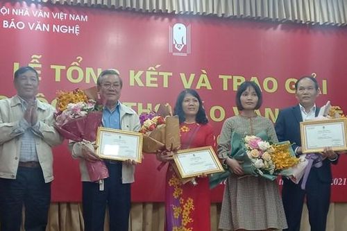 Báo Văn nghệ trao giải cuộc thi thơ 2019 – 2020