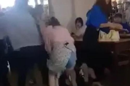 Đắk Lắk: Làm rõ vụ nữ sinh lớp 10 gọi người thân đến trường đánh bạn học