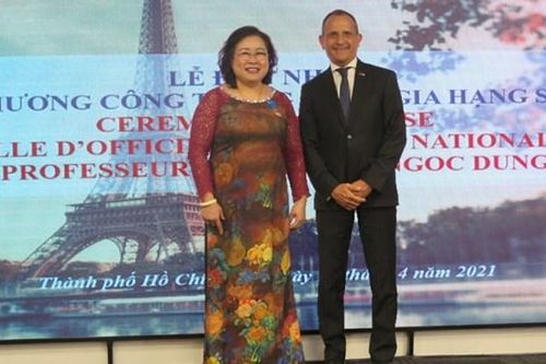 Pháp trao Huân chương Sĩ quan Công trạng quốc gia cho PGS Nguyễn Thị Ngọc Dung