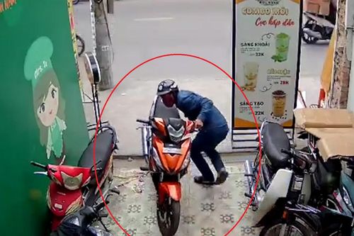 Trộm xe máy trước quán ăn ở TP.HCM