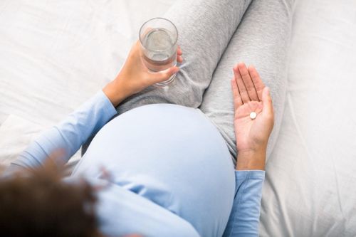 Phụ nữ mắc viêm gan B có nên dừng thuốc để mang thai?