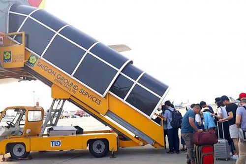 Xe thang đâm trúng ôtô chở tiếp viên tại sân bay Tân Sơn Nhất