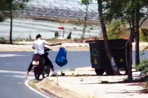 Bị phạt tiền triệu vì xả rác cạnh... thùng rác