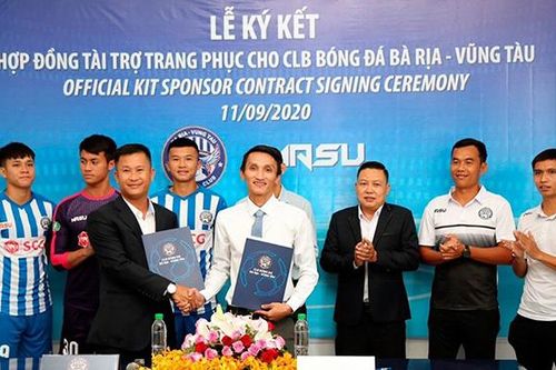 Đồ thể thao Việt Nam lên ngôi: Từ chuyên nghiệp đến sới phủi