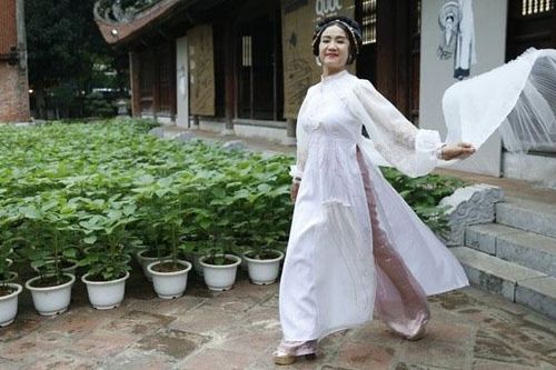Ngắm NSND Thu Hà lạ mắt trong bộ áo dài kiểu Hi Lạp