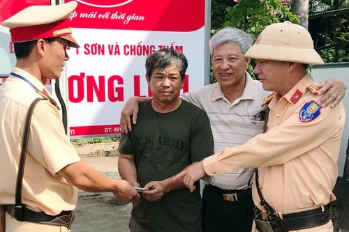Cảnh sát giao thông trao trả tài sản cho tài xế xe khách