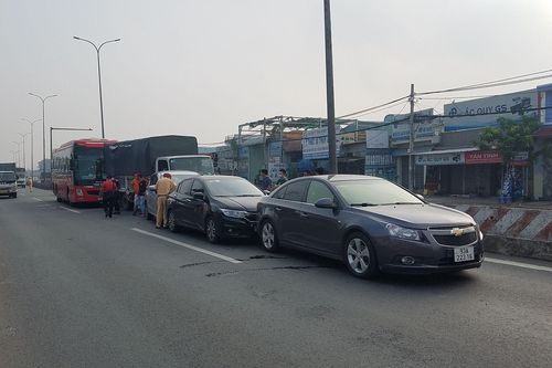 Va chạm giao thông liên hoàn 5 xe làm ùn ứ kéo dài ở quận Bình Tân