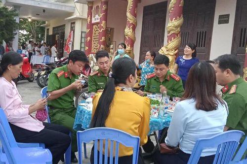 Đà Nẵng: Những bữa ăn phục vụ tổ lưu động làm căn cước công dân