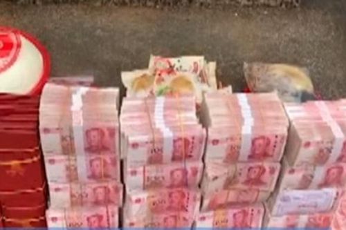 Đại gia chồng tiền phát cho con cháu vì đã dọn dẹp mộ tổ tiên