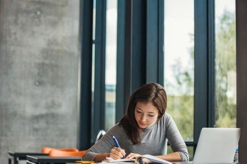 Anh: Giáo dục đại học nằm ngoài trạng thái 'bình thường mới'