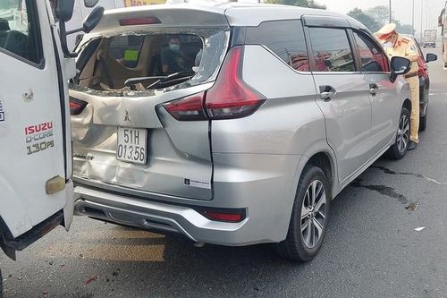 TP. HCM: 5 ôtô tông liên hoàn, quốc lộ 1 ùn tắc nghiêm trọng