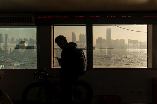 Giới trẻ Trung Quốc nợ ngập đầu vì vay tiền qua app lãi suất 'cắt cổ'