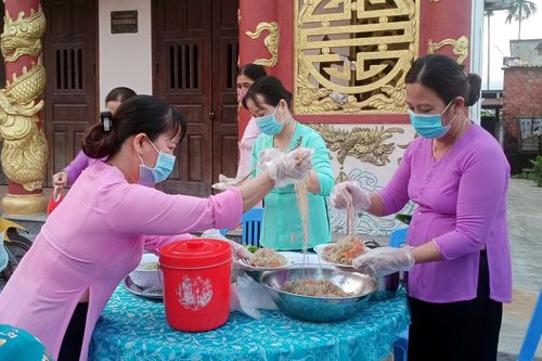 Nấu cơm 'tiếp sức' các chiến sĩ xuyên đêm làm căn cước công dân